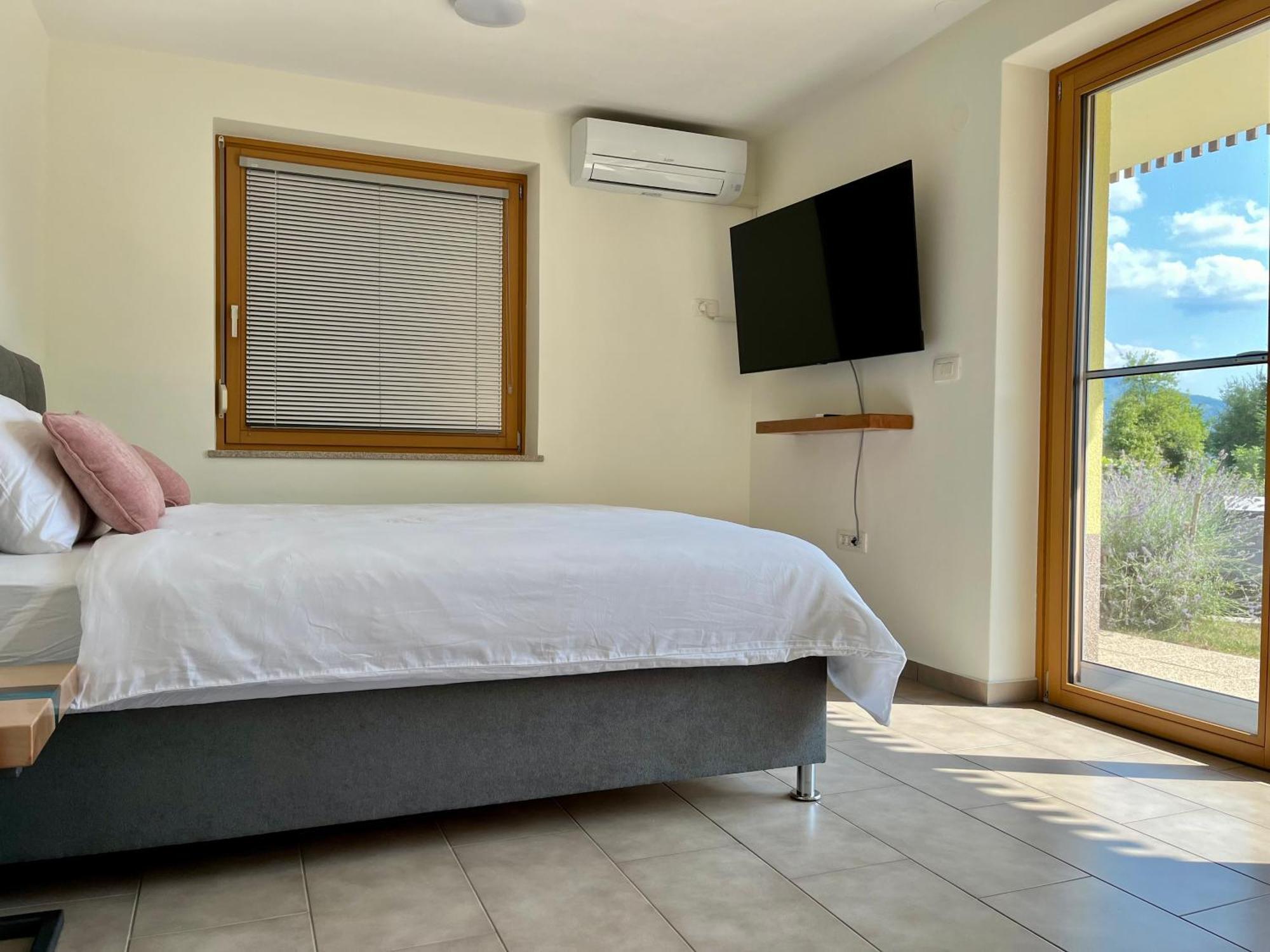 Cozy & Chic - Apartment With A Private Patio Kobarid Kültér fotó