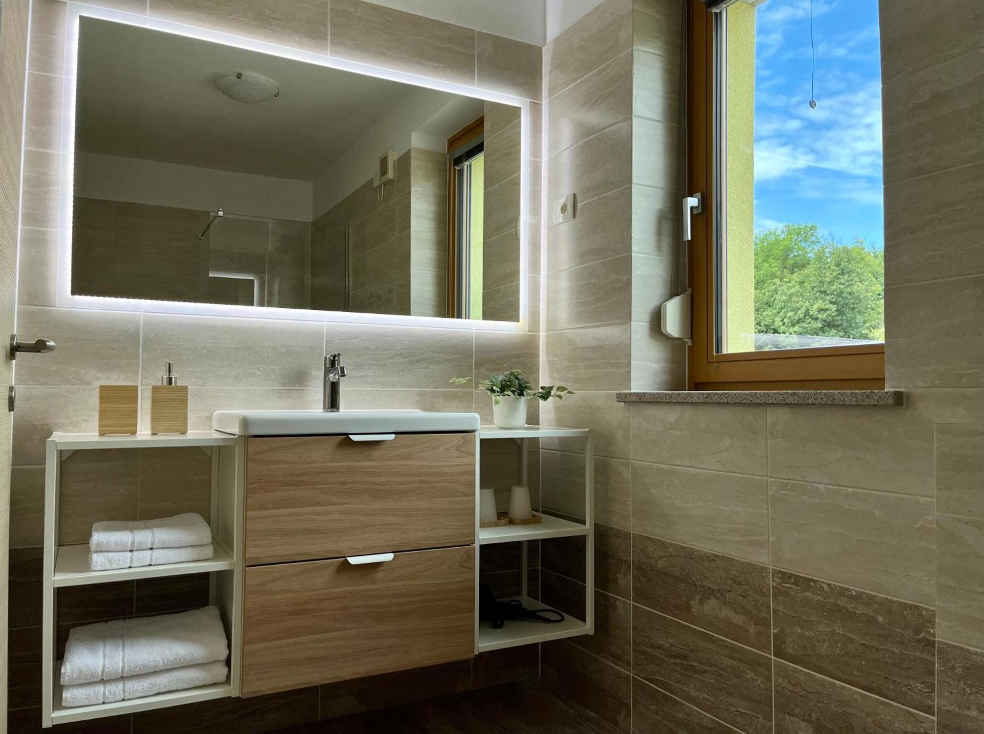 Cozy & Chic - Apartment With A Private Patio Kobarid Kültér fotó